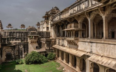 Hindistan 'ın mavi Bundi kentindeki Taragarh kalesi yamaçtaki saray kompleksi.