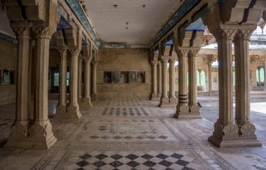 Hindistan 'ın mavi Bundi kentindeki Taragarh kalesi yamaçtaki saray kompleksi.