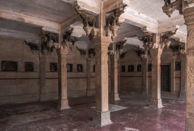 Hindistan 'ın mavi Bundi kentindeki Taragarh kalesi yamaçtaki saray kompleksi.