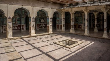 Hindistan 'ın mavi Bundi kentindeki Taragarh kalesi yamaçtaki saray kompleksi.