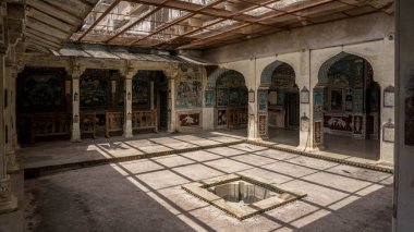 Hindistan 'ın mavi Bundi kentindeki Taragarh kalesi yamaçtaki saray kompleksi.