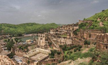 Hindistan 'ın mavi Bundi kentindeki Taragarh kalesi yamaçtaki saray kompleksi.