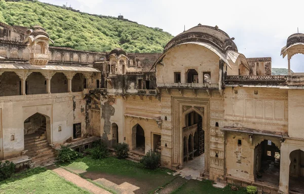 Hindistan 'ın mavi Bundi kentindeki Taragarh kalesi yamaçtaki saray kompleksi.