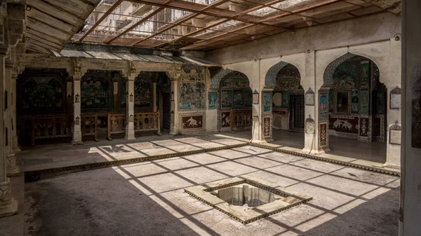 Hindistan 'ın mavi Bundi kentindeki Taragarh kalesi yamaçtaki saray kompleksi.