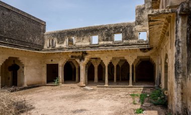 Hindistan 'ın mavi Bundi kentindeki Taragarh kalesi yamaçtaki saray kompleksi.