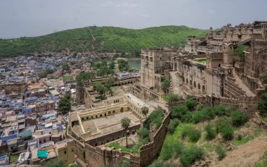 Hindistan 'ın mavi Bundi kentindeki Taragarh kalesi yamaçtaki saray kompleksi.