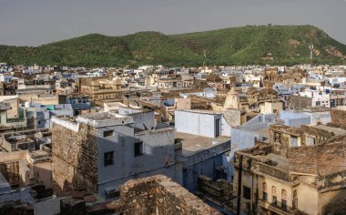 Hindistan 'ın mavi Bundi kentindeki Taragarh kalesi yamaçtaki saray kompleksi.