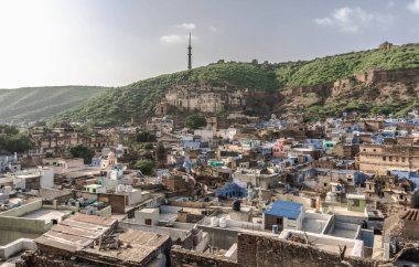 Hindistan 'ın mavi Bundi kentindeki Taragarh kalesi yamaçtaki saray kompleksi.