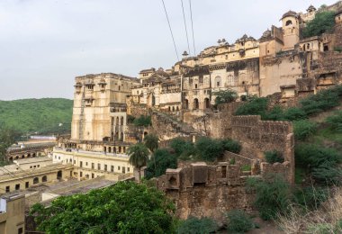 Hindistan 'ın mavi Bundi kentindeki Taragarh kalesi yamaçtaki saray kompleksi.