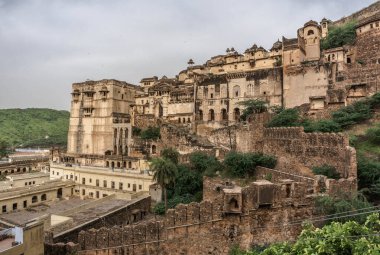 Hindistan 'ın mavi Bundi kentindeki Taragarh kalesi yamaçtaki saray kompleksi.