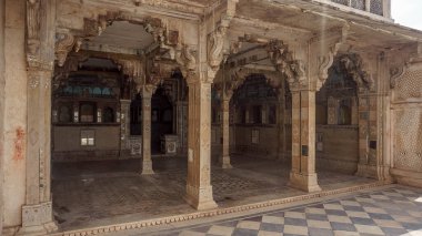 Hindistan 'ın mavi Bundi kentindeki Taragarh kalesi yamaçtaki saray kompleksi.