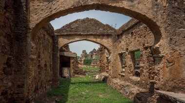 Hindistan 'ın mavi Bundi kentindeki Taragarh kalesi yamaçtaki saray kompleksi.