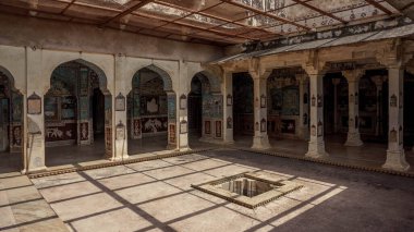 Hindistan 'ın mavi Bundi kentindeki Taragarh kalesi yamaçtaki saray kompleksi.