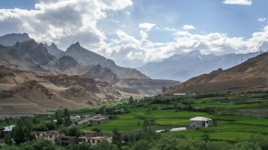 Mulbek köyü Srinagar 'dan Leh' e giderken Hindistan 'ın Srinagar' dan Leh 'e giderken.