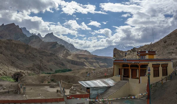 Mulbek köyü Srinagar 'dan Leh' e giderken Hindistan 'ın Srinagar' dan Leh 'e giderken.