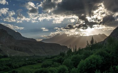 Mulbek köyü Srinagar 'dan Leh' e giderken Hindistan 'ın Srinagar' dan Leh 'e giderken.