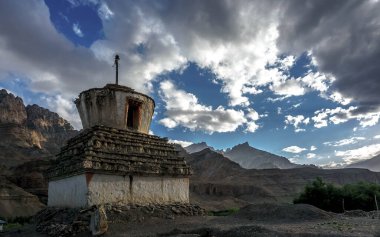 Mulbek köyü Srinagar 'dan Leh' e giderken Hindistan 'ın Srinagar' dan Leh 'e giderken.