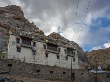 Mulbek köyü Srinagar 'dan Leh' e giderken Hindistan 'ın Srinagar' dan Leh 'e giderken.