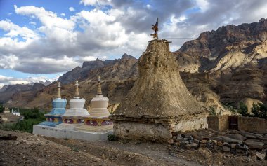 Mulbek köyü Srinagar 'dan Leh' e giderken Hindistan 'ın Srinagar' dan Leh 'e giderken.