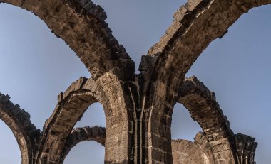 Bara Kaman, Bijapur, Karnataka, Hindistan 'daki Ali Adil Şah II' nin tamamlanmamış mozolesidir.