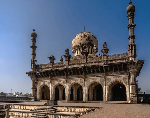 İbrahim Rose 'un mezarı, Bijapur, Hindistan