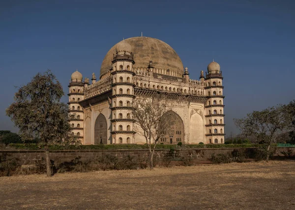 Dünyanın en büyük kubbelerinden birine sahip Golumbumbaz mezarı, Bijapur, Hindistan