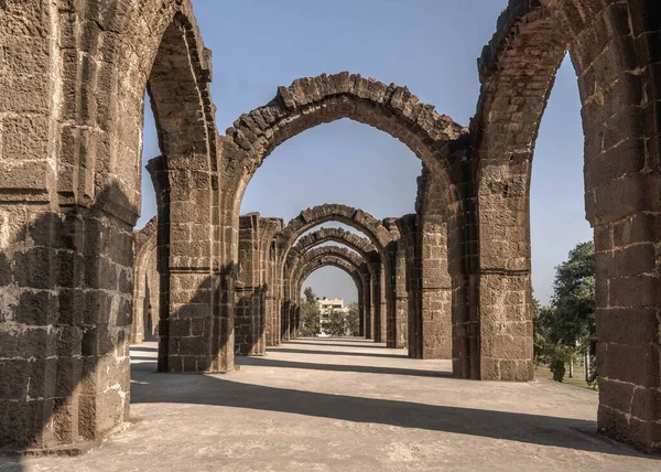 Bara Kaman, Bijapur, Karnataka, Hindistan 'daki Ali Adil Şah II' nin tamamlanmamış mozolesidir.