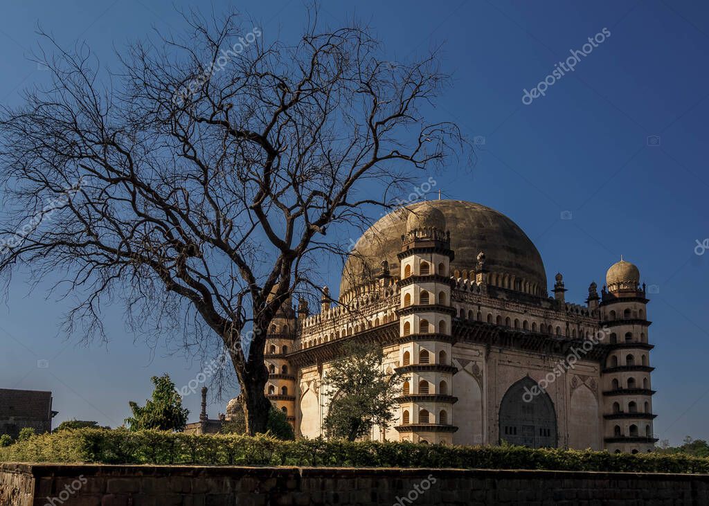Tumba Golumbumbaz con una de las cúpulas más grandes del mundo, Bijapur