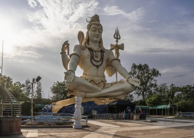 Shivgiri Tapınağı. Lord Shiva heykeli, Tanrı Shiva 'nın TK tarafından dikilmiş 25 metre yüksekliğindeki bir heykeli. Patil. Lord Shiva Heykeli, Bijapur. Shivagiri.