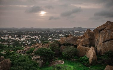 Chitradurga Kalesi 'nin kayalık arazisinde inşa edildi.