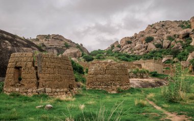 Chitradurga Kalesi 'nin kayalık arazisinde inşa edildi.
