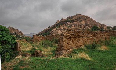 Chitradurga Kalesi 'nin kayalık arazisinde inşa edildi.