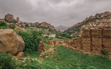 Chitradurga Kalesi 'nin kayalık arazisinde inşa edildi.