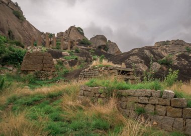 Chitradurga Kalesi 'nin kayalık arazisinde inşa edildi.