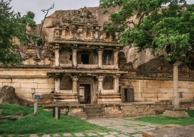 Chitradurga Kalesi 'nin kayalık arazisinde inşa edildi.