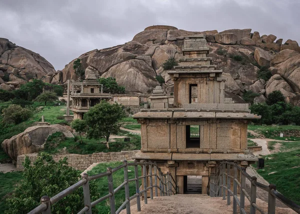 Chitradurga Kalesi 'nin kayalık arazisinde inşa edildi.