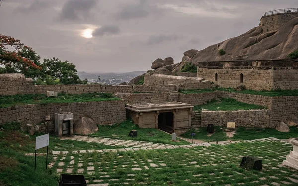 Chitradurga Kalesi 'nin kayalık arazisinde inşa edildi.