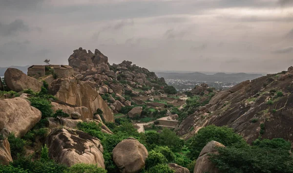 Chitradurga Kalesi 'nin kayalık arazisinde inşa edildi.