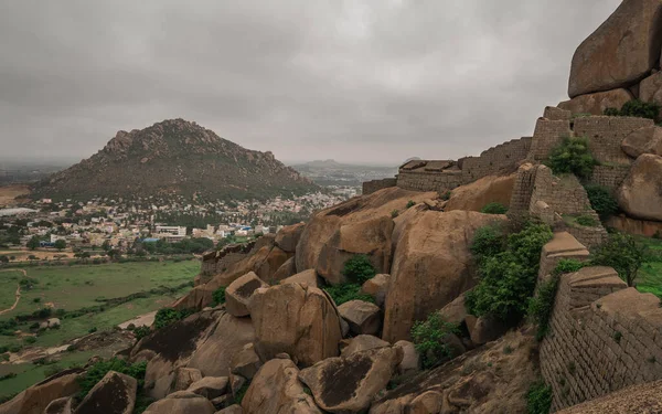 Chitradurga Kalesi 'nin kayalık arazisinde inşa edildi.