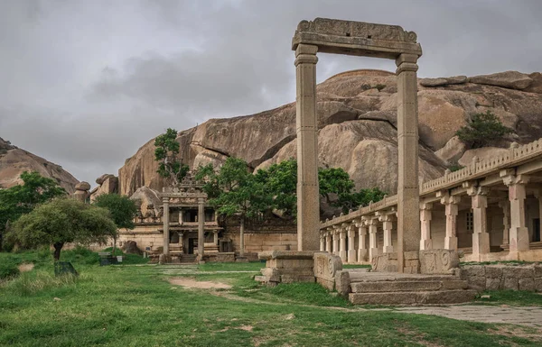 Chitradurga Kalesi 'nin kayalık arazisinde inşa edildi.