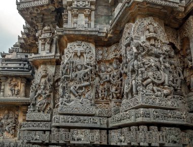 Orta Çağ 'da Belur, Hoysal İmparatorluğu' nun başkentiydi ve eski adı Velapuri, Karnataka, Hindistan 'dı.