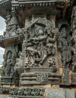 Orta Çağ 'da Belur, Hoysal İmparatorluğu' nun başkentiydi ve eski adı Velapuri, Karnataka, Hindistan 'dı.