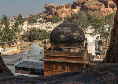 Chalukya hanedanının başkenti Badami, Watapi olarak bilinirdi.
