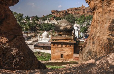 Chalukya hanedanının başkenti Badami, Watapi olarak bilinirdi.