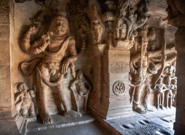 Chalukya hanedanının başkenti Badami, Watapi olarak bilinirdi.