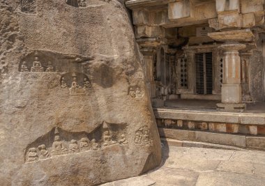Shravanabelagola şehri, Jainizm 'in takipçilerinin başlıca hac yerlerinden biriydi..