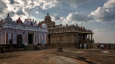 Shravanabelagola şehri, Jainizm 'in takipçilerinin başlıca hac yerlerinden biriydi..