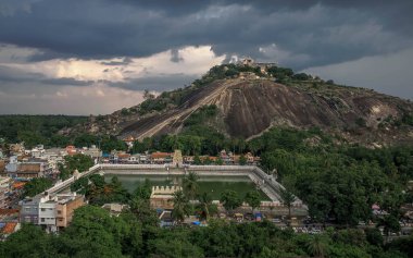 Shravanabelagola şehri, Jainizm 'in takipçilerinin başlıca hac yerlerinden biriydi..