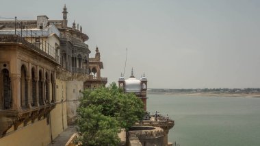 Ramnagar Kalesi ve Varanasi 'nin gayri resmi Maharaja' sının hala yaşadığı 17. yüzyılın sarayı.