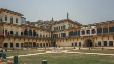 Ramnagar Kalesi ve Varanasi 'nin gayri resmi Maharaja' sının hala yaşadığı 17. yüzyılın sarayı.